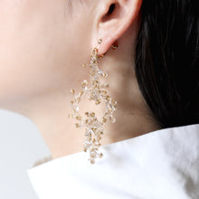 画像をギャラリービューアに読み込む, crown of baby&#39;s breath -mini triple- (white/gold)（ピアス/イヤリング）｜FT2 works（エフティーツーワークス）｜FT2 works（エフティーツーワークス）｜FT2 works（エフティーツーワークス）
