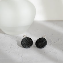 画像をギャラリービューアに読み込む, リアルレザーとクリスタルガラスが上品に耳に寄り添うピアス｜BLANCHE NEIGE（ブランシュネージュ）
