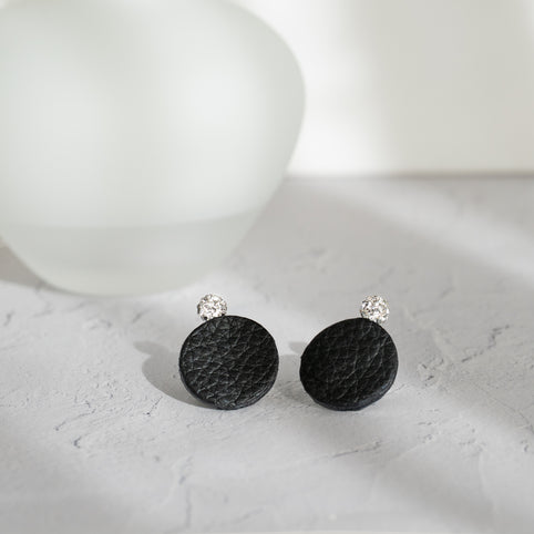 BLANCHE NEIGE リアルレザーとクリスタルガラスが上品に耳に寄り添うピアス｜BLANCHE NEIGE（ブランシュネージュ）