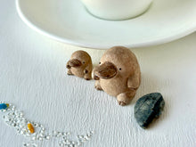 画像をギャラリービューアに読み込む, 釣り好きカモノハシさん親子｜手ノヒラ堂（テノヒラドウ）
