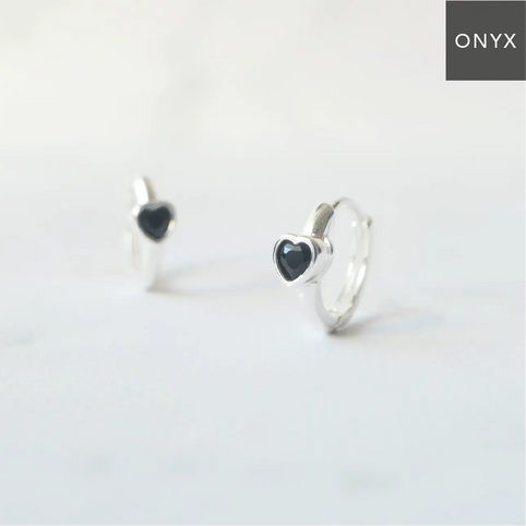 SMUK オニキス ハートハギーピアス（シルバー925）｜SMUK（スムーク）