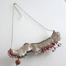 画像をギャラリービューアに読み込む, 冬の街//立体刺繍ネックレス｜hanmmmo（ハンモ）
