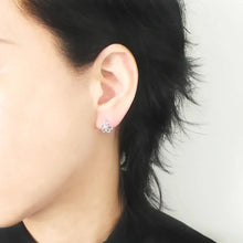 画像をギャラリービューアに読み込む, フラワーオパール スタッドピアス（シルバー925／ロジウムプレーティング）｜SMUK（スムーク）
