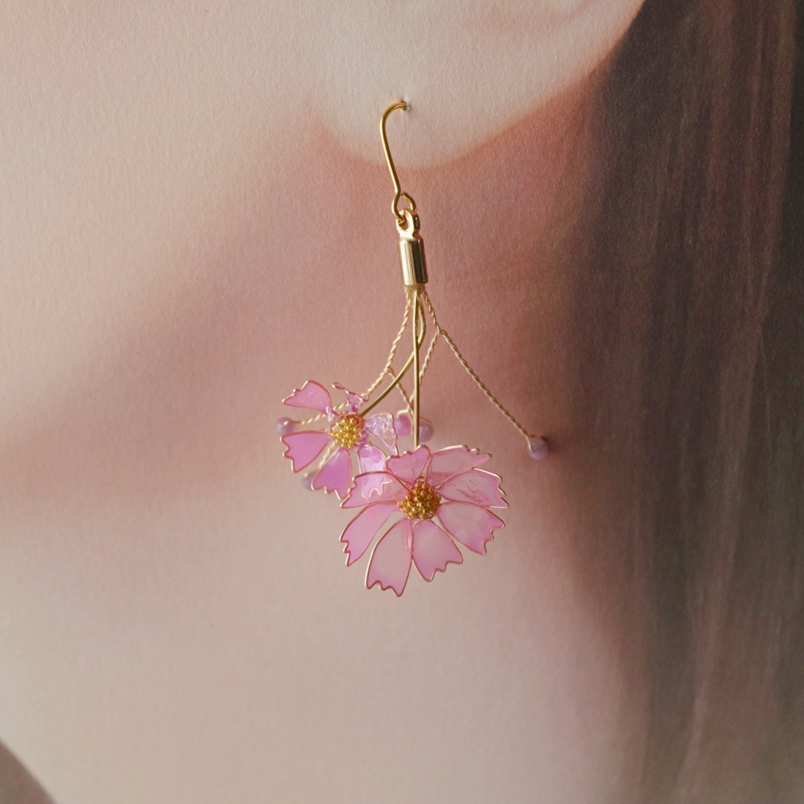 秋桜（コスモス）とピンクサファイアのピアス（イヤリング）｜s.o.f.i.