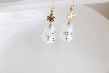 画像をギャラリービューアに読み込む, 雪だるまと雪の結晶の揺れるピアス・イヤリング　Snowman｜Lab407（ラボヨンマルナナ）
