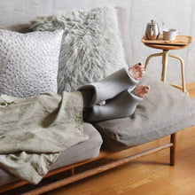 画像をギャラリービューアに読み込む, 足湯たんぽブーツ ライトグレー　【濡れない足湯×履く湯たんぽ】｜LYKKE（リュッケ）
