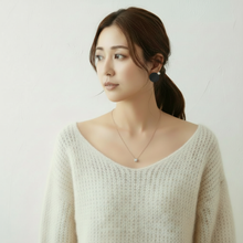 画像をギャラリービューアに読み込む, リアルレザーとクリスタルガラスが上品に耳に寄り添うピアス｜BLANCHE NEIGE（ブランシュネージュ）
