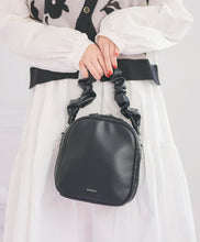 画像をギャラリービューアに読み込む, ギャザーハンドルバッグ（black）｜MARSLY（マーズリー）

