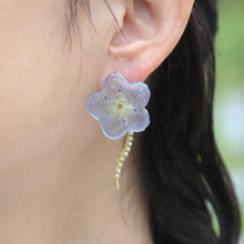画像をギャラリービューアに読み込む, 本物のネモフィラとペリドットの揺れるピアス／イヤリング｜FT2 works（エフティーツーワークス）
