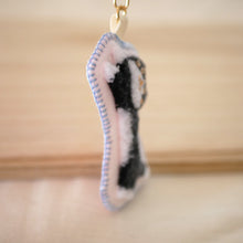 画像をギャラリービューアに読み込む, 和み猫のキーホルダー　はちわれ　ながのび｜Little Plum（リトルプラム）
