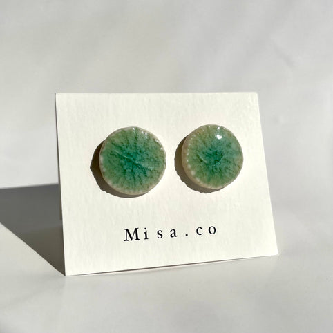 Misa.co 【一点物】柳染色エメラルドグリーン陶器ピアス｜Misa.co（ミサコ）