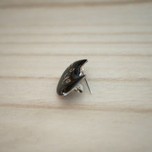 画像をギャラリービューアに読み込む, ごきげんな猫のちいさなブローチ　くろ｜Little Plum（リトルプラム）
