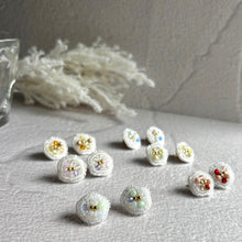 画像をギャラリービューアに読み込む, 全6色　ビーズ刺繍のイヤリングorピアス（ニッケルフリー）《melty flower》｜mizuki（ミズキ）
