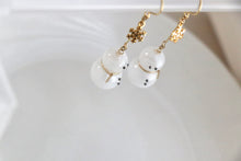 画像をギャラリービューアに読み込む, 雪だるまと雪の結晶の揺れるピアス・イヤリング　Snowman｜Lab407（ラボヨンマルナナ）
