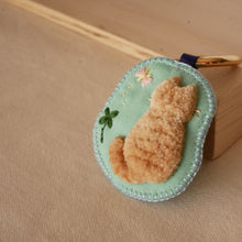 画像をギャラリービューアに読み込む, ちょうちょを眺める　和み猫のキーホルダー　茶とら｜Little Plum（リトルプラム）
