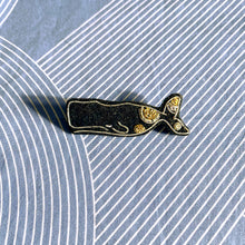 画像をギャラリービューアに読み込む, 刺繍ブローチ / マッコウクジラ｜studio bansoko（スタジオバンソウコウ）
