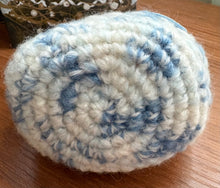 画像をギャラリービューアに読み込む, 青空とわた雲のようなふわもこがま口ポーチ　お花の口金　ブルーの花芯　　｜M'S  CROCHET（エムズクロシェット）
