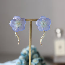 画像をギャラリービューアに読み込む, 本物のネモフィラとペリドットの揺れるピアス／イヤリング｜FT2 works（エフティーツーワークス）
