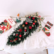 画像をギャラリービューアに読み込む, 【クリスマスガーランド】 赤とゴールドの華やかな 縦長スワッグ 壁飾り クリスマスインテリア 冬の贈り物 ギフト  プリザーブドフラワー｜Luana Mally（ルアナ　マリー）
