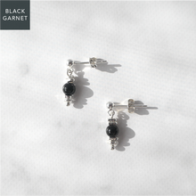 画像をギャラリービューアに読み込む, ブラックガーネット・シルバー925ダングルピアス｜SMUK（スムーク）
