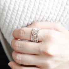 画像をギャラリービューアに読み込む, 桜舞う透かしのオープンリング｜poonys（プーニーズ）
