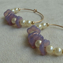 画像をギャラリービューアに読み込む, 【ピアス】耳元に咲く静けさ　アメジストオパールフラワーとパールの14KGFフープピアス｜ERIKOART（エリコアート）
