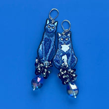 画像をギャラリービューアに読み込む, 仲良しなネコ・キキとジジの耳飾り｜maltamarie（マルタマリエ）
