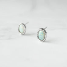 画像をギャラリービューアに読み込む, オパール スタッドピアス（シルバー925／ロジウムプレーティング）｜SMUK（スムーク）
