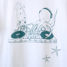 画像をギャラリービューアに読み込む, イカとタコのDJユニットTシャツ　CHOOSEBASE限定色（white × bluegray）｜aosansyo（アオサンショウ）
