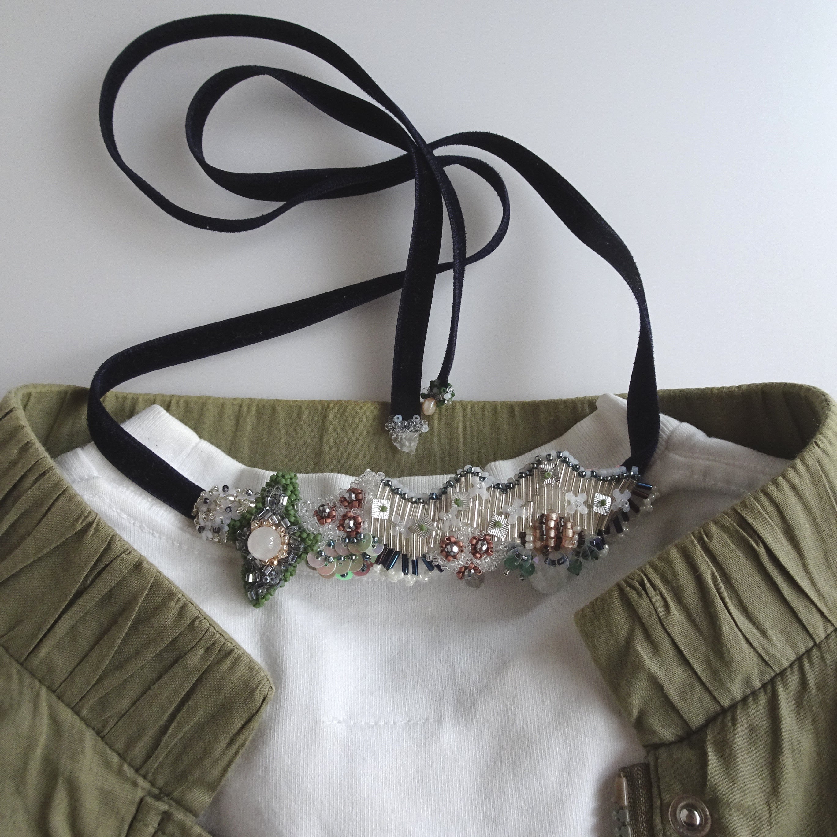 雪原//立体刺繡のベロアリボンネックレス｜hanmmmo（ハンモ）