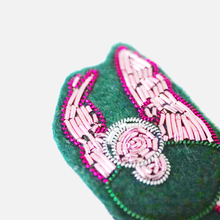 画像をギャラリービューアに読み込む, 刺繍ブローチ / mochi mochi lady｜studio bansoko（スタジオバンソウコウ）
