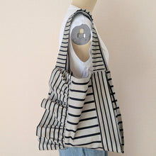 画像をギャラリービューアに読み込む, 作家オリジナル生地でつくった肩掛けアシメフリルバッグ｜takutomo（タクトモ）
