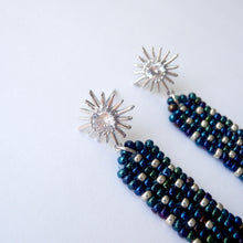 画像をギャラリービューアに読み込む, ミッドナイトブルー　夜空の一番星　揺れるロングビーズフリンジピアス　【シルバー925　ピアスポスト】　｜Ahki Beadwork（アーキービーズワーク）
