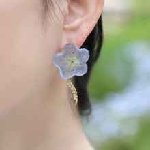 画像をギャラリービューアに読み込む, 本物のネモフィラとペリドットの揺れるピアス／イヤリング｜FT2 works（エフティーツーワークス）
