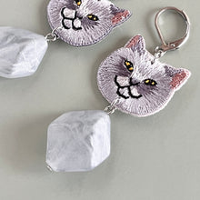 画像をギャラリービューアに読み込む, 穏やかに微笑むネコ・uaの耳飾り｜maltamarie（マルタマリエ）
