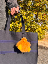 画像をギャラリービューアに読み込む, ベビーアルパカの天然皮革 ひよこ ぬいぐるみチャーム｜ペルー職人手仕事・一点もの
