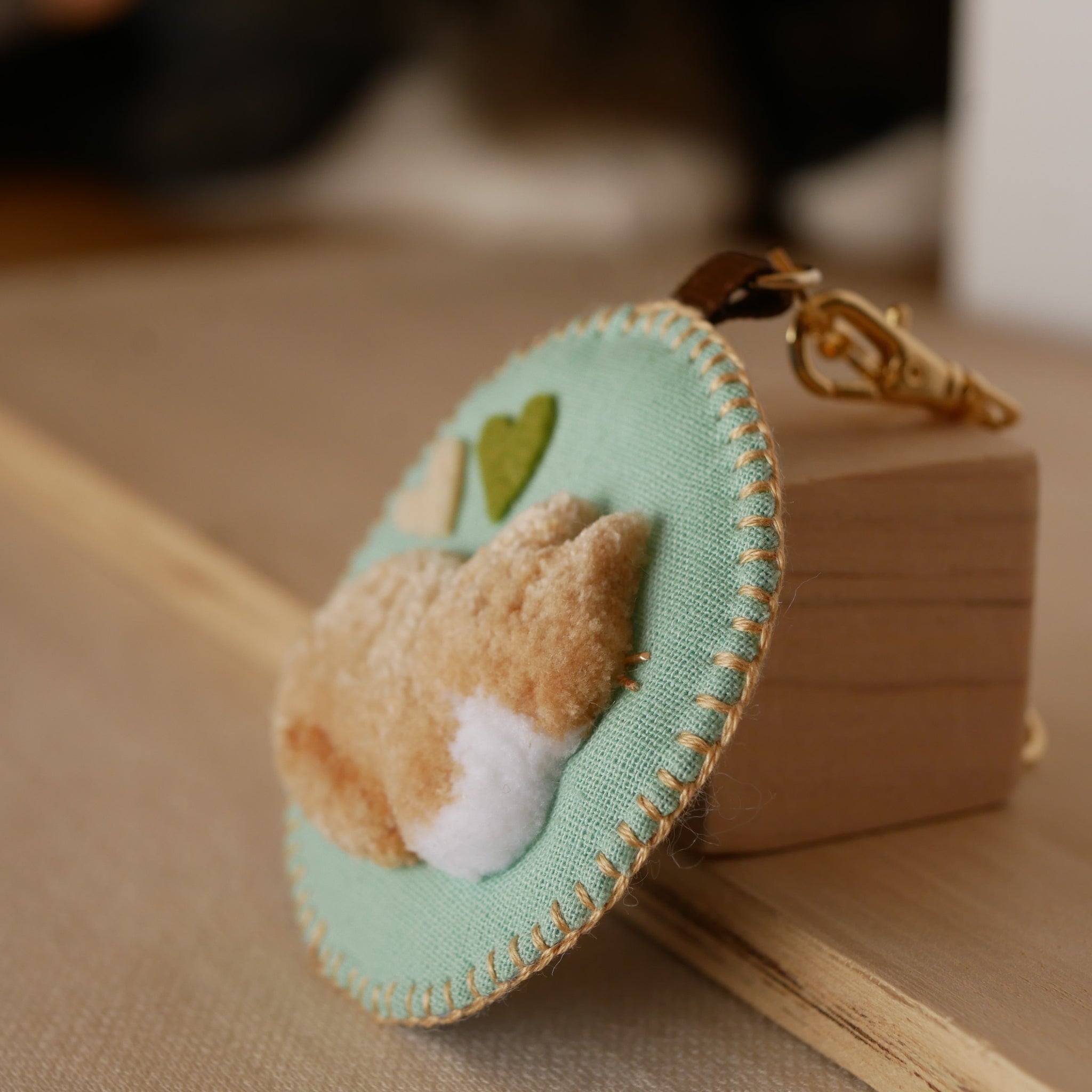 香箱座りの和み猫のバッグチャーム ちゃとら｜Little Plum（リトル
