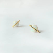 画像をギャラリービューアに読み込む, プラネットモチーフ オパール スタッドピアス（シルバー925／18Kゴールドプレーティング）｜SMUK（スムーク）
