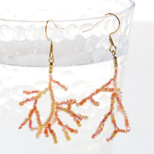 画像をギャラリービューアに読み込む, 枝サンゴのガラスビーズピアス／イヤリング／ノンホールピアス | 金属アレルギー対応 | サージカルステンレス | SUS316L | 18KGP（18金 リアルゴールドメッキ） | スイングタイプ（揺れるタイプ）Des Ailes（デゼル）
