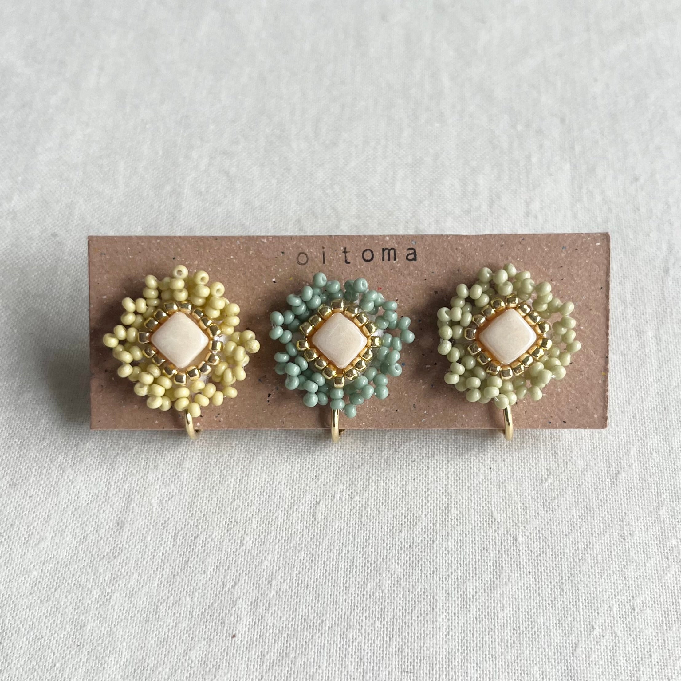 ３つのお花ふりふりビーズ刺繍イヤリングセット｜oitoma （オイトマ）