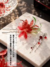 画像をギャラリービューアに読み込む, 金沢金箔と赤い曼珠沙華の二股かんざし/硝子の揺れるチャーム｜ハピネスウェーブ

