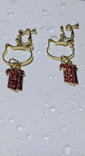 画像をギャラリービューアに読み込む, 猫耳カットと赤のプレゼントボックスモチーフのイヤリング｜mimine（ミミンヌ）
