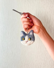 画像をギャラリービューアに読み込む, 羊毛フェルトの存在感ある猫ストラップ M（ハチワレ）｜たろじろ
