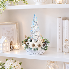 画像をギャラリービューアに読み込む, 煌めくホワイトクリスマスツリーとホワイトポインセチアのクリスマスアレンジメント（アーティフィシャルフラワー・造花）｜bouquet de muguet（ブーケ　ドゥ　ミュゲ）
