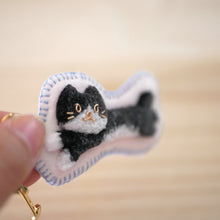 画像をギャラリービューアに読み込む, 和み猫のキーホルダー　はちわれ　ながのび｜Little Plum（リトルプラム）
