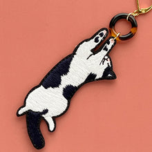 画像をギャラリービューアに読み込む, へそ天で眠るネコ・ぐりの耳飾り｜maltamarie（マルタマリエ）
