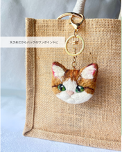 画像をギャラリービューアに読み込む, 存在感ある大きめ猫ストラップ（Lサイズ）｜手作り羊毛フェルト（茶トラ白）｜たろじろ
