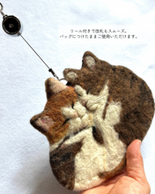 画像をギャラリービューアに読み込む, 羊毛フェルトのおひるね猫パスケース なかよし 茶トラ ハチワレ  ｜たろじろ
