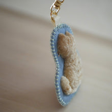 画像をギャラリービューアに読み込む, 和み猫のキーホルダー　うしろ姿の茶トラ｜Little Plum（リトルプラム）
