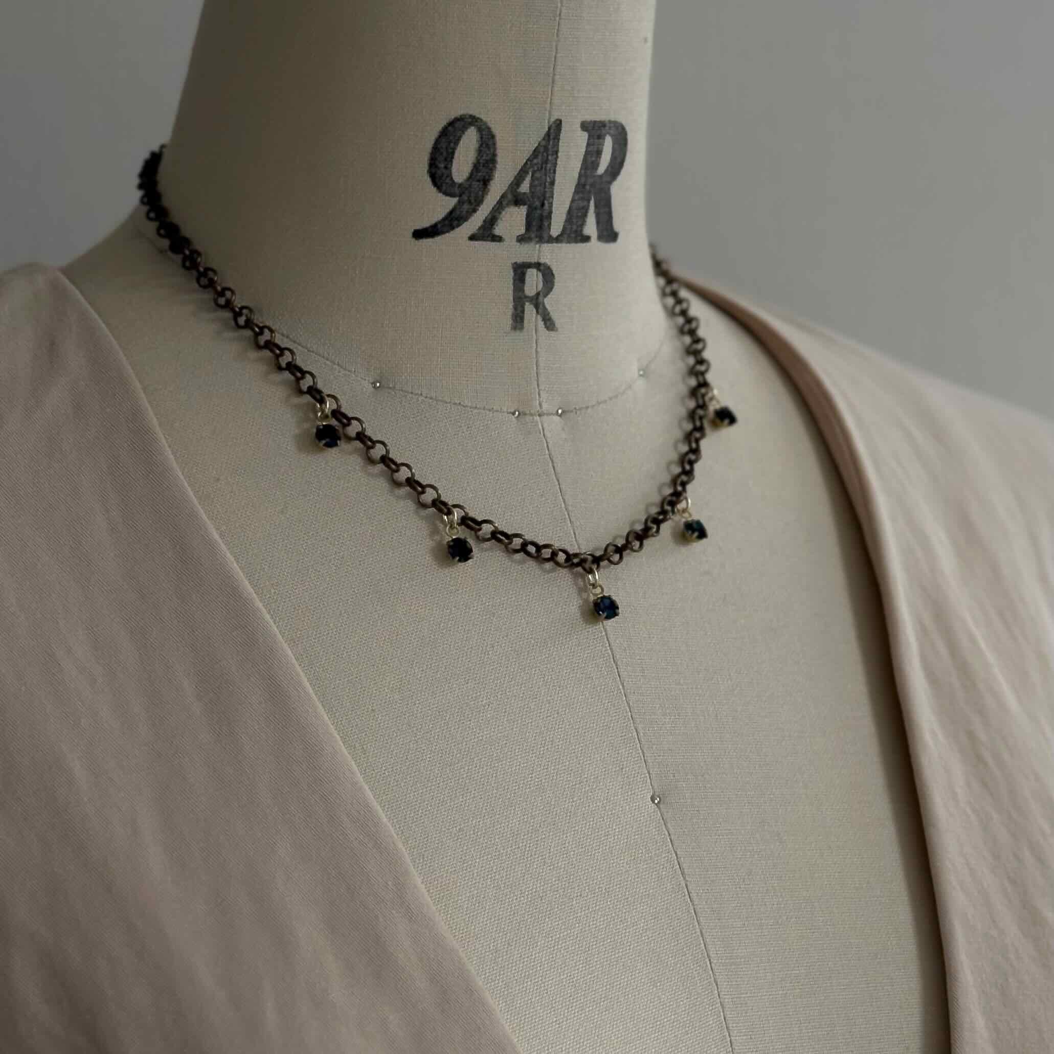 【ネックレス】静寂のブルーが導く、冬のモードスタイルネックレス｜ERIKOART（エリコアート）